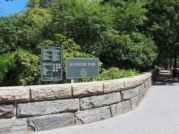 Riverside Park sign